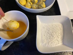 im mehl gewaeltzen nuggets ins verquirlte ei tauchen