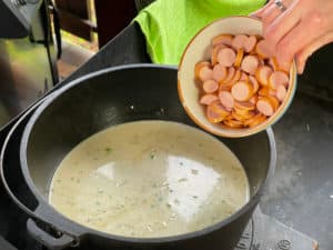 in scheiben geschnittene wiener wuerstchen kommen in die one pot pasta