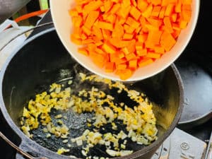 in streifen geschnittene suesskartoffeln in heissen topf geben