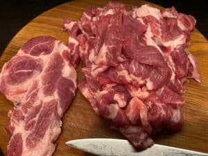 in streifen geschnittener schweinehals