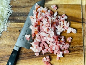 in streifen geschnittener speck