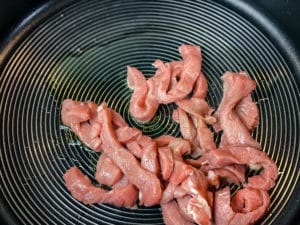 in streifen geschnittenes fleisch im heissen butterschmalz anbraten