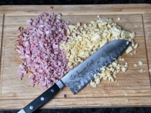 kaese und schinken in kleine wuerfel schneiden