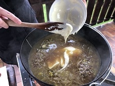 kaesesuppe rezept - kaese zugeben und einruehren - die frau am grill