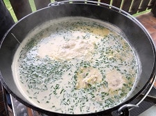 kaesesuppe rezept - kraeuter zugeben - die frau am grill