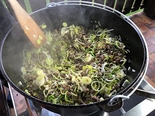 kaesesuppe rezept - lauch und zwiebeln anduensten - die frau am grill