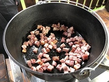kaesesuppe rezept - speck anbraten - die frau am grill