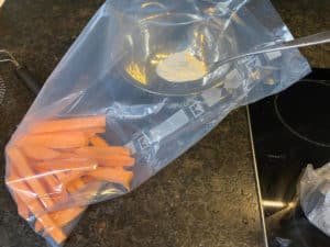 kartoffel sticks und staerke in gefrierbeutel geben