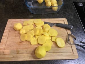 kartoffeln geschaelt und in scheiben geschnitten
