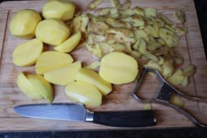 kartoffeln schaelen und vierteln