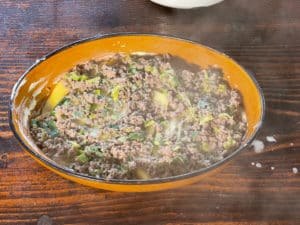 kartoffelscheiben in auflaufform mit hackmasse belegen