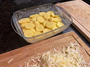 kartoffelscheiben in auflaufform schichten