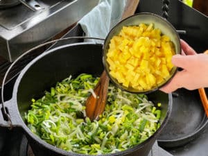 kartoffelstuecke zu angeduensteten lauch in topf geben