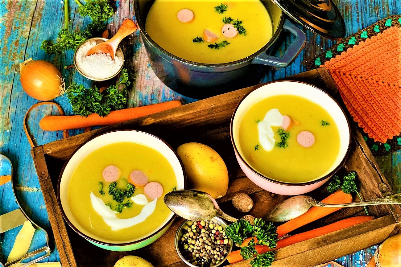 Omas Kartoffelsuppe mit Würstchen