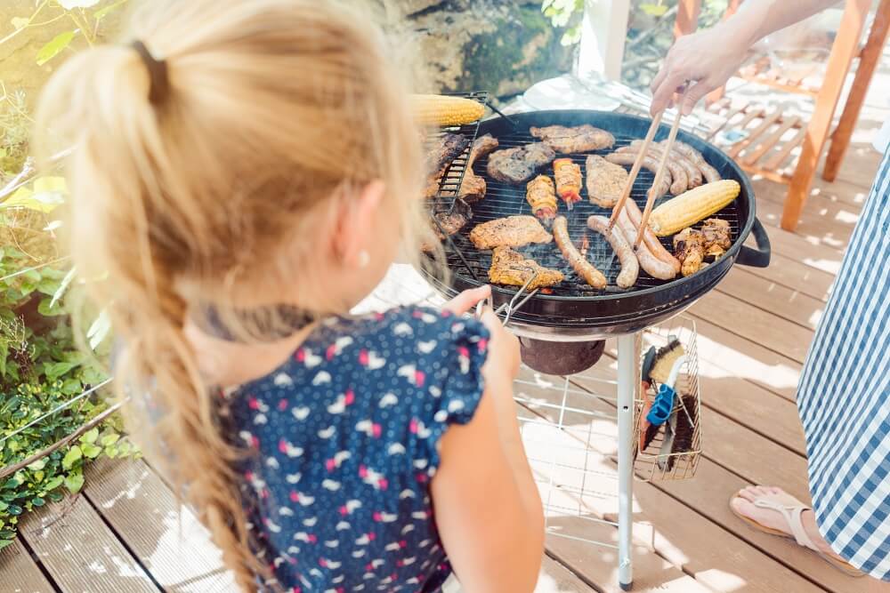 kinder am grill