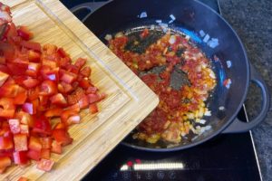 klein geschnittene paprika in eine pfanne geben