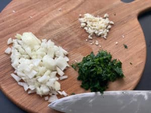 klein geschnittener Knoblauch, zwiebeln und petersilie
