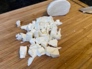 klein geschnittener mozzarella