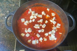 klein gewuerfelten feta in shakshuka pfanne geben