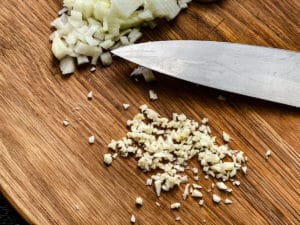 knoblauch geschaelt und fein gehackt