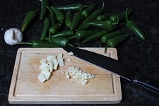 knoblauch klein schneiden f&uuml;r sud zum jalapeno einlegen