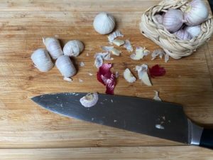 knoblauch sch&auml;len und schneiden