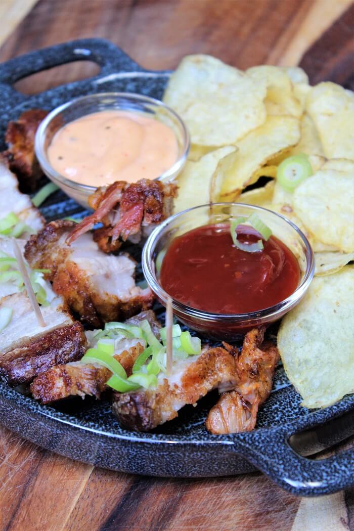 knuspriger schweinebauch als fingerfood mit chips - die frau am grill