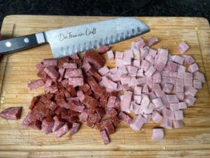 kochschinken und salami in wuerfel geschnitten