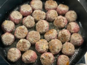 koettbullar baellchen in heisser butter von allen seiten anbraten