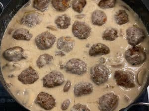 koettbullar in sosse in pfanne platziert