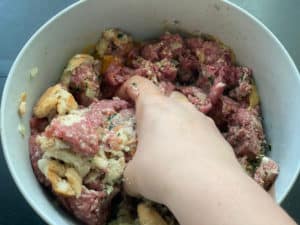 koettbullar masse in schuessel verkneten