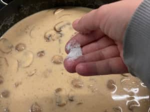 koettbullar sosse mit salz und pfeffer wuerzen