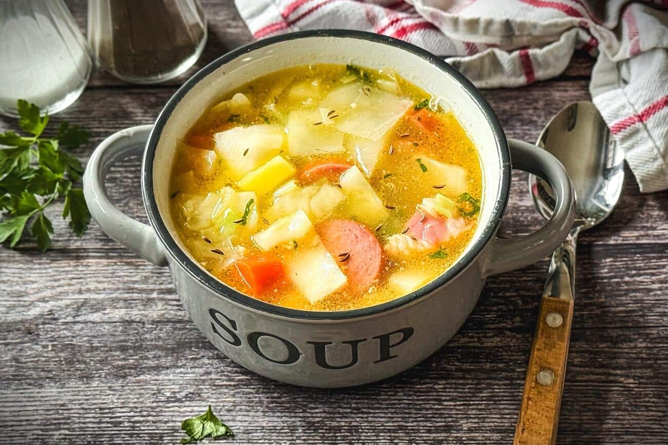 Kohlsuppe mit Kartoffeln, Speck & Wurst