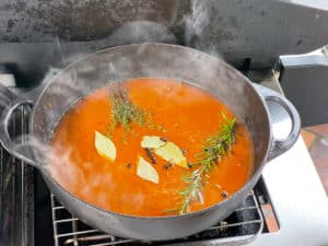 kraeuter und gewuerze in zwiebelrostbraten sosse geben