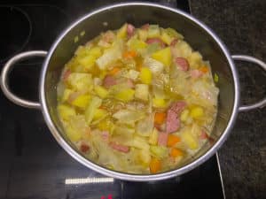 krautsuppe koechelt im topf auf herd