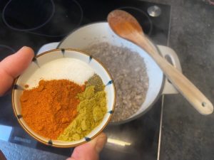 kruemelig angebratenes hackfleisch mit salz, pfeffer, paprikapulver und kreuzkuemmel wuerzen