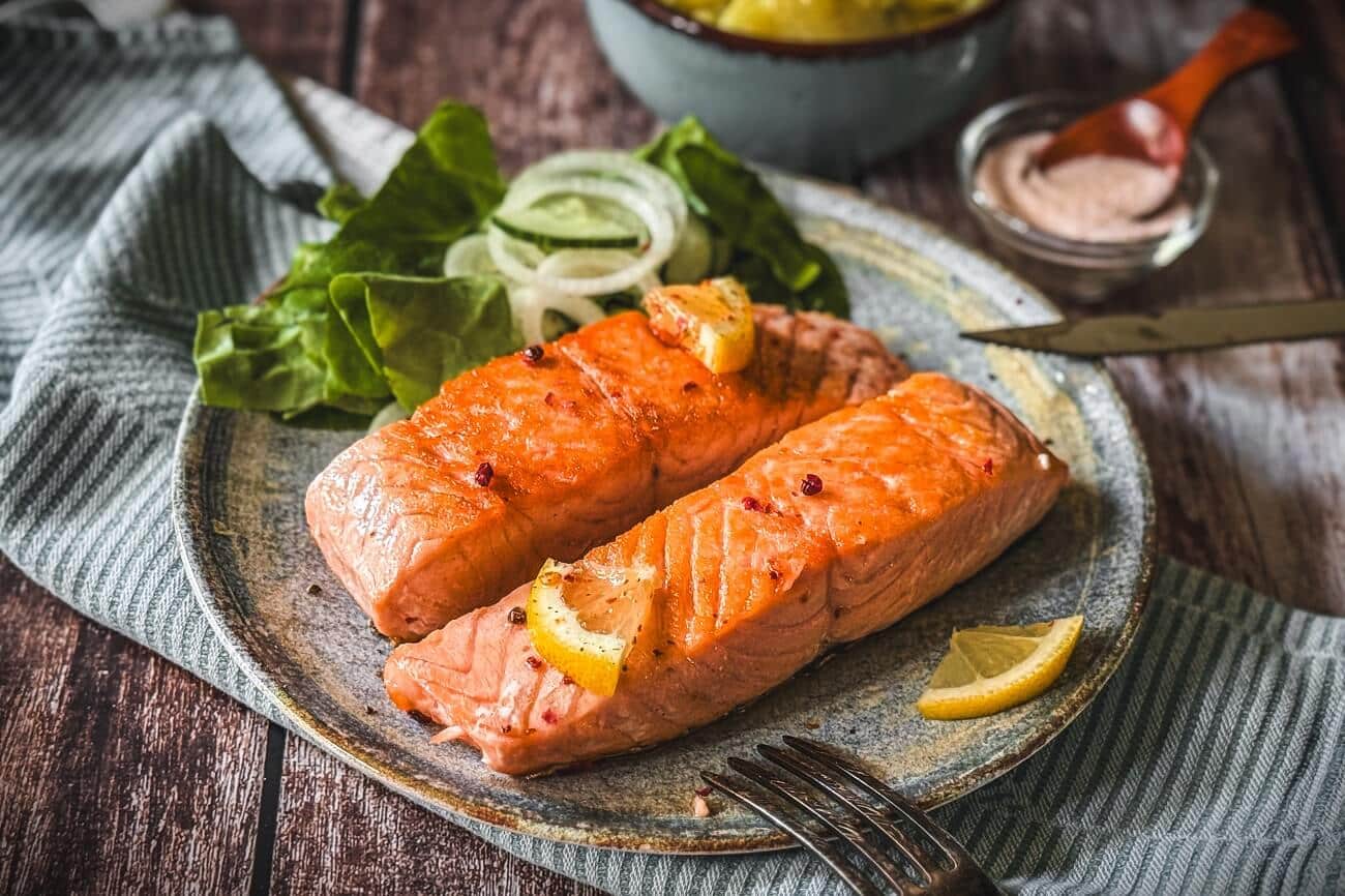 Lachs braten | Alle Tipps f&uuml;r saftigen Fisch