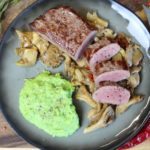 gebratene lammlachse mit erbspuerre auf teller