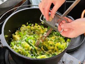 lauch und kartoffeln mit muskatnuss wuerzen