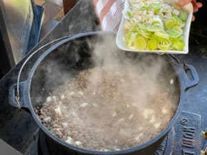 lauch und sellerie klein geschnitten zu angebratenem hackfleisch geben
