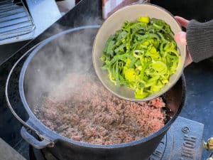 lauch zum angebratenen hackfleisch geben und anduensten