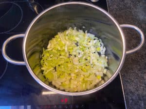 lauch, zwiebeln und knoblauch im heissen butterschmalz anduensten