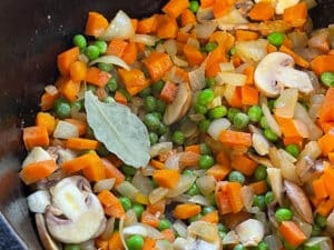 lorbeerblatt auf gemuese in topf