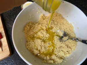 marinade in den couscous schuetten und verruehren