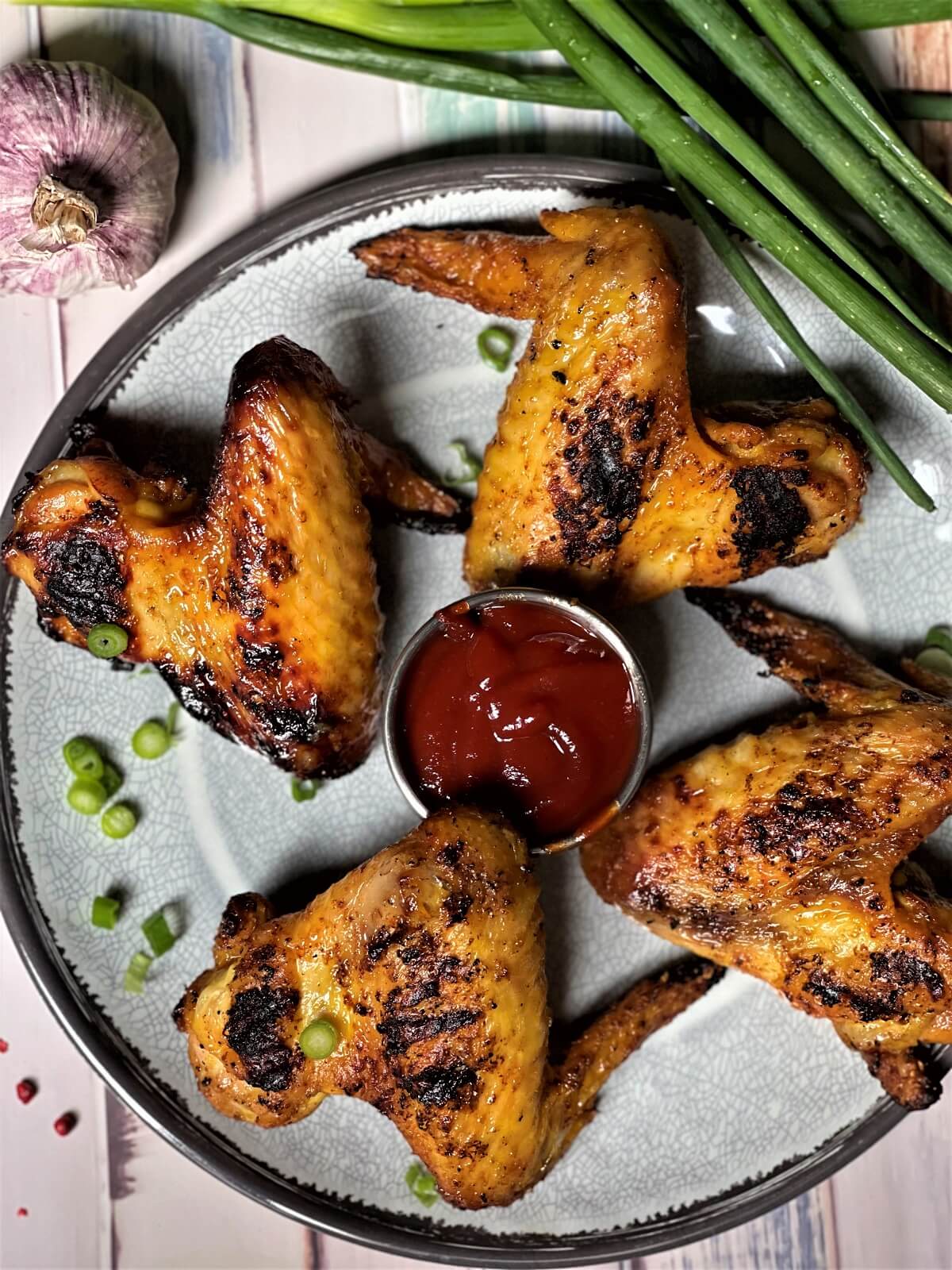 marinierte chicken wings gegrillt auf teller