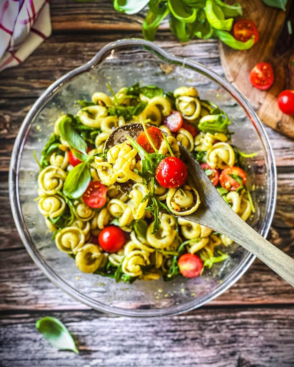 mediterraner nudelsalat mit pesto