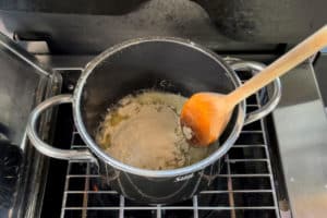 mehl in zerlaufene butter einruehren