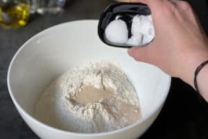 mehl, trockenhefe, salz und zucker in eine schuessel geben und vermengen
