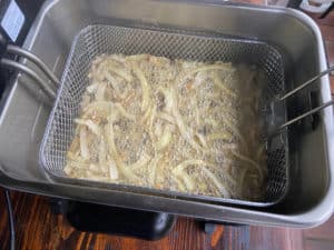 mehlierte zwiebelringe in frittieroel
