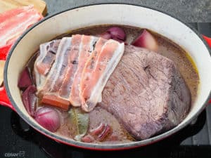 mit aufgeschnittenem speck den sauerbraten abdecken